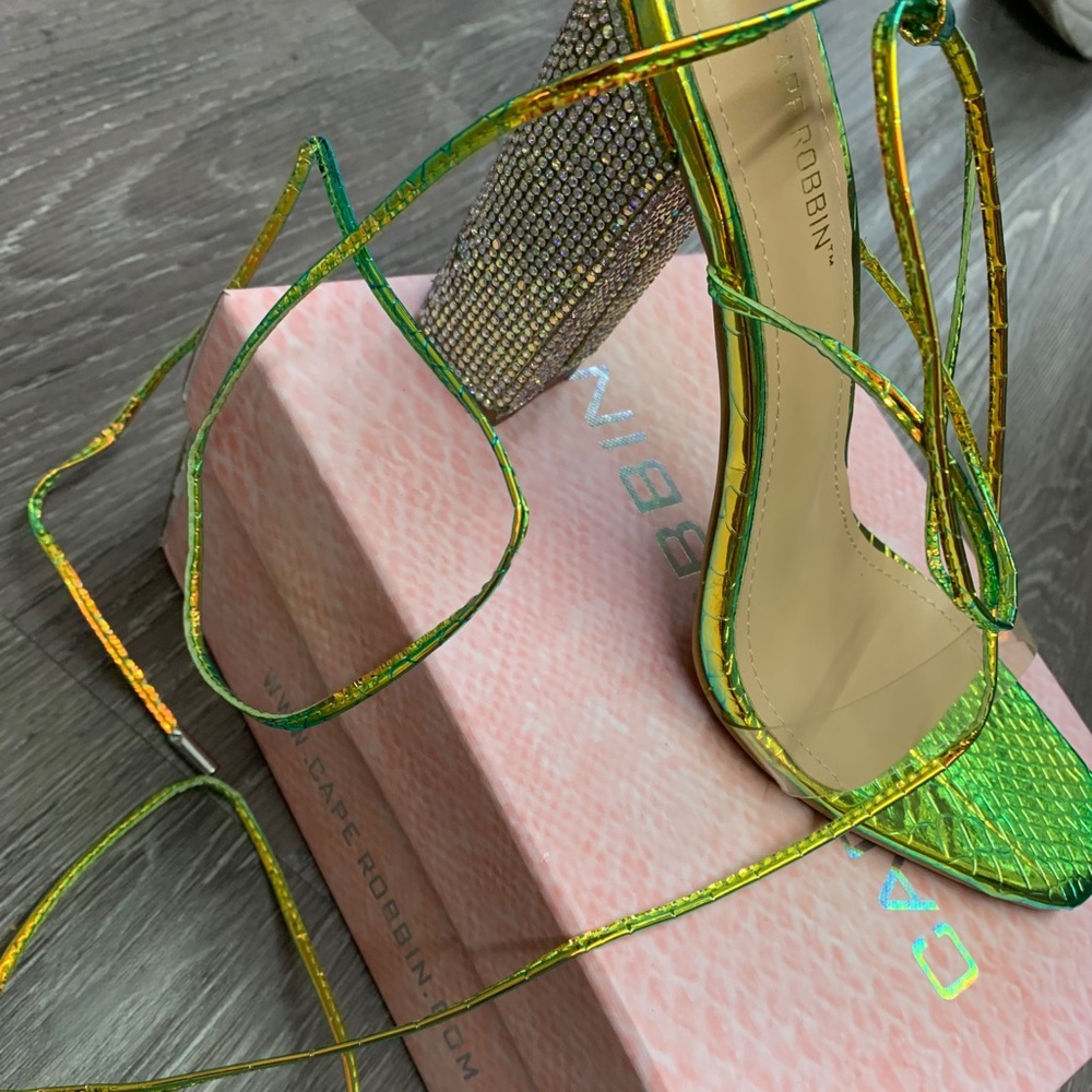 Snakeskin 💚metallic rhinestone heels